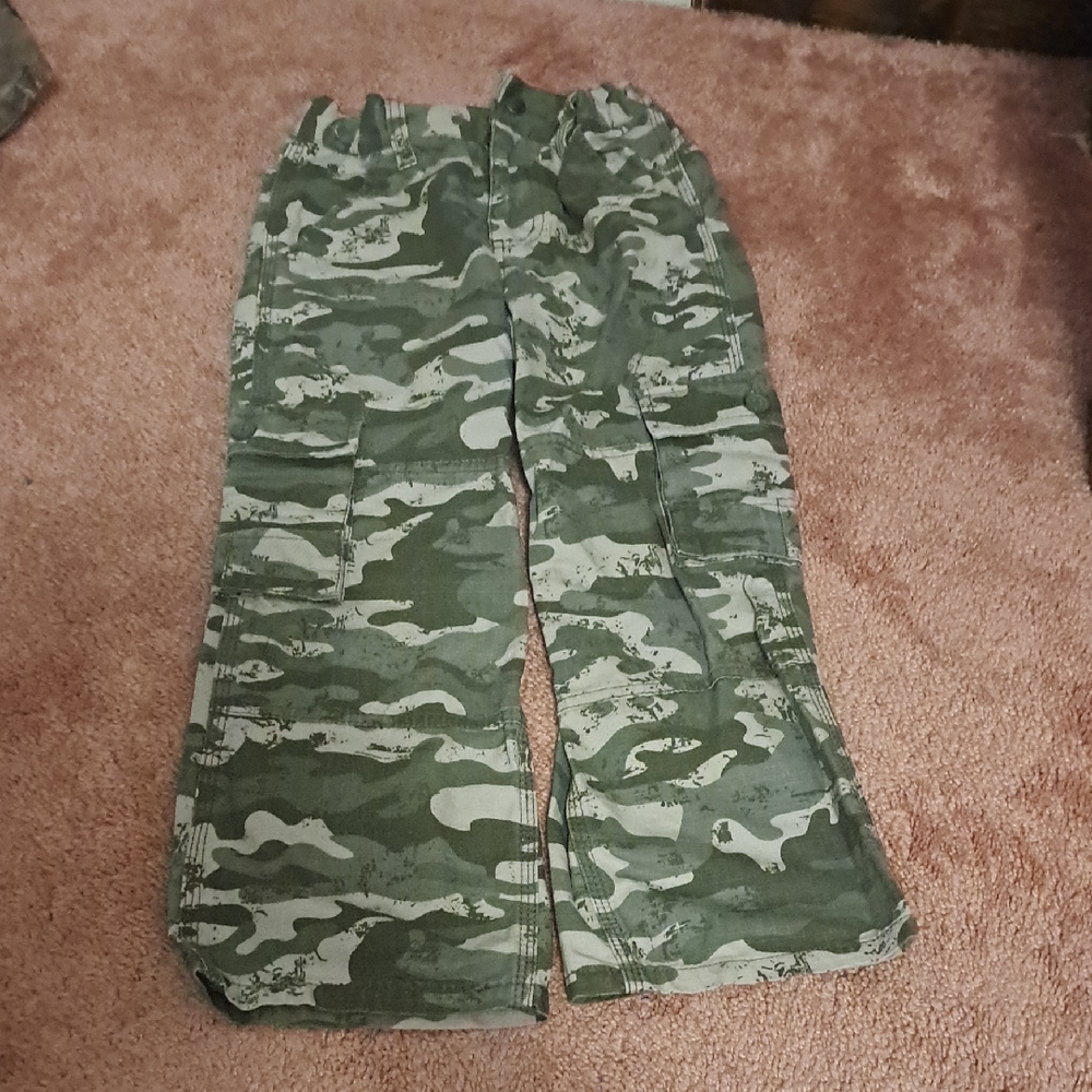Carhartt Boys Green Camo Cargo Pants. Size 5.